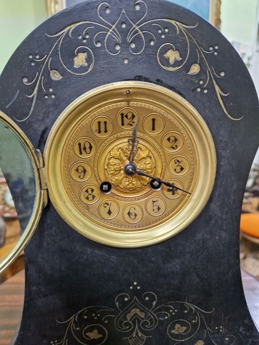 Прекрасен антикварен колекционерски френски каминен часовник