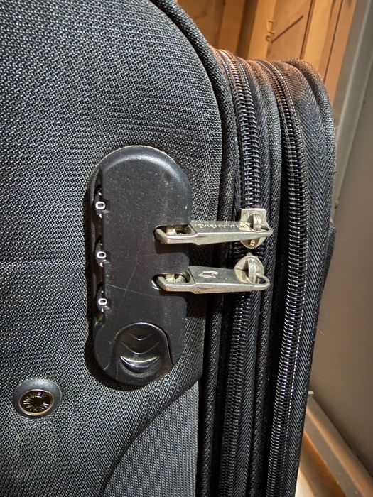 Малък куфар на 4 колела в добро състояние