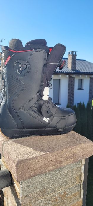 Boots, buti step on snowboard