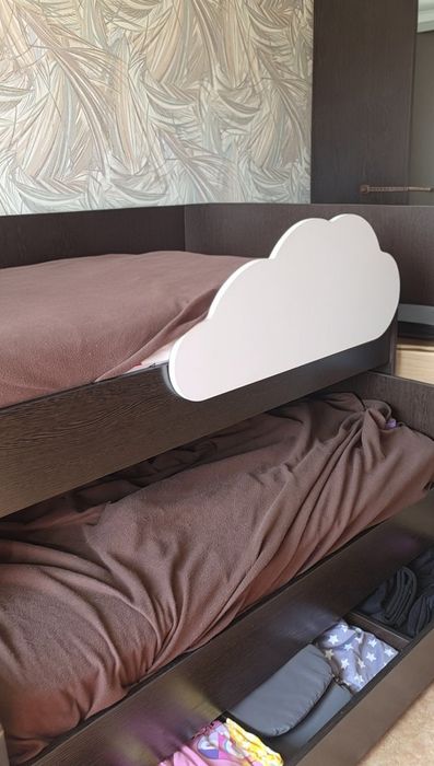 Продам кровать детскую со столом и  шкафом