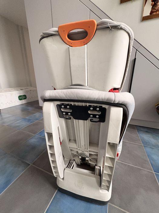 Продам автокресло chicco Universal 15-36