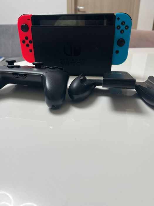 Nintendo Switch si controler suplimentar