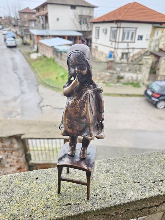 Антикварна бронзова фигура „Момиче на стол“ – 29 см, Belle Époque