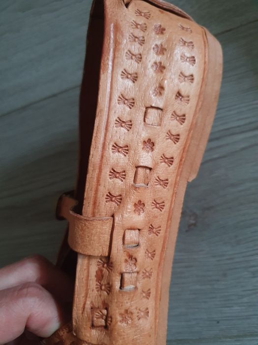 Opinci costum popular