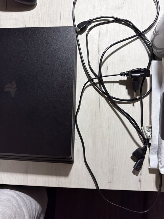PS4 pro 1tb 2djoystika