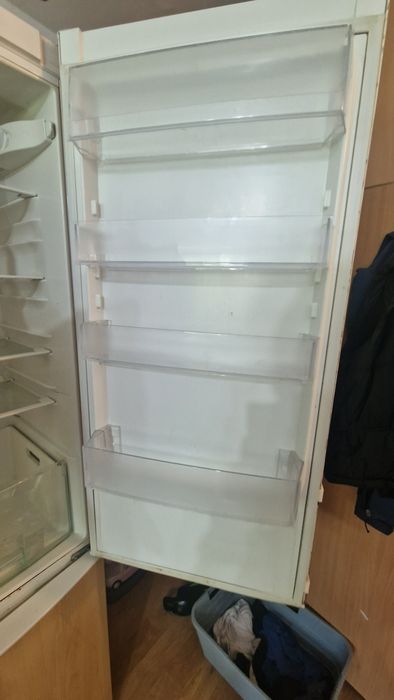Vand Frigider Electrolux inalt si spatios 2 metri
