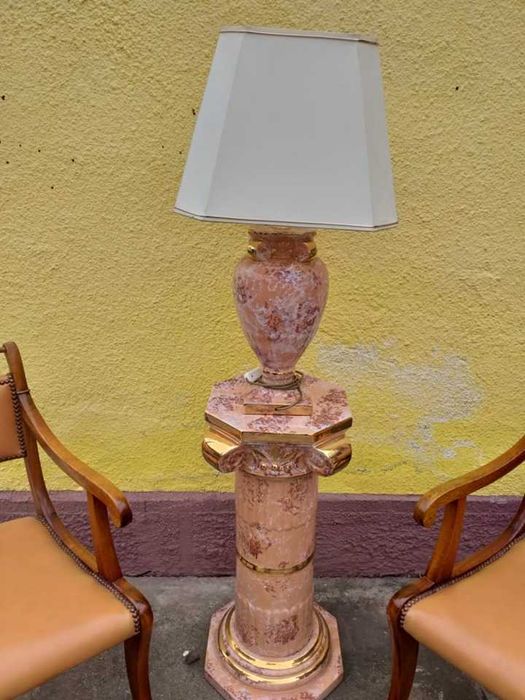 Veioza cu pedestal din portelan