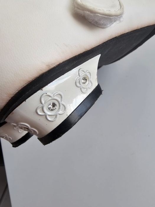 Продаются белые туфли для девочек