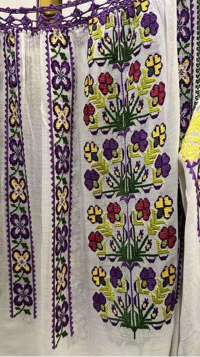 Ie din batist , ie traditionala