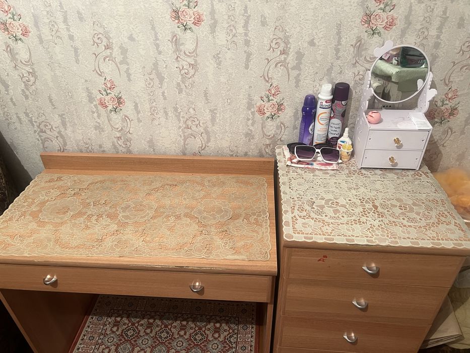 Писменый стол и тумбочка