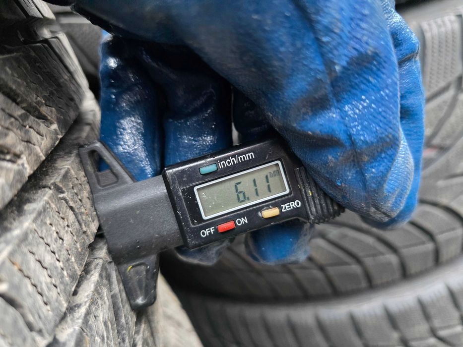 4бр Зимни гуми 235 55 17 - Continental