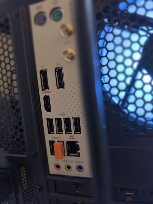 Мощен Геймърски и Продуктивен Компютър – i7-13700k, RTX 2080 Ti, 32GB