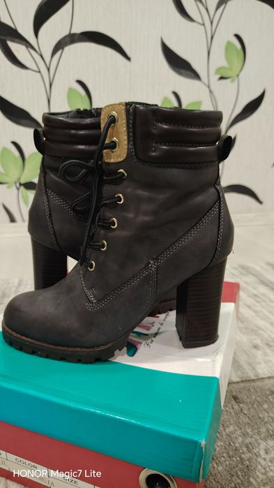 Ghete până la gleznă,cu șireturi mărimea 36-37