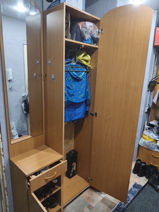 Продам прихожую , с зеркалом