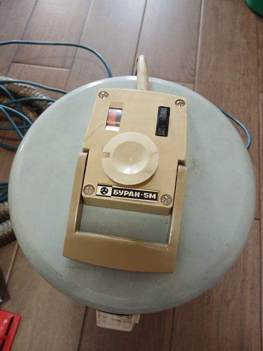 Aspirator sovietic Buran 5M funcțional 
Text:
Vând aspirato