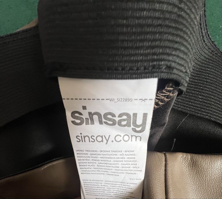 Pantaloni luciosi imitatie piele Sinsay