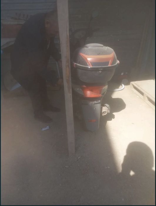 Скутер мопед на ходу