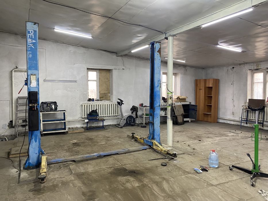 Сдам в гараж на 4-5 авто.,цех,сто 100 кв.с большой парковкой.