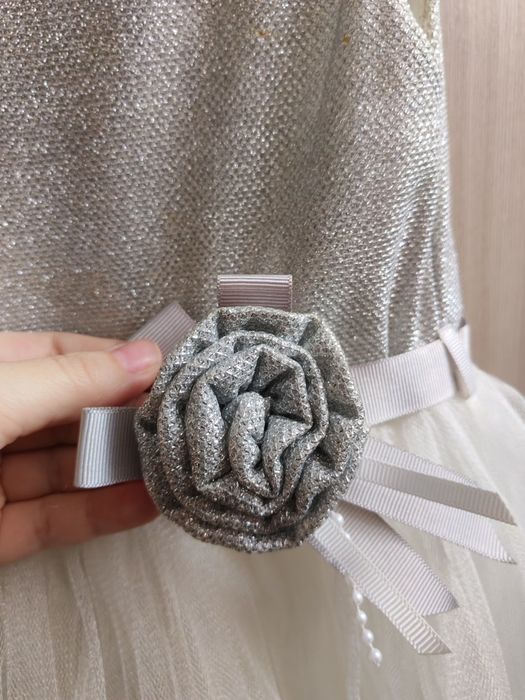 Платье на девочку нарядное.