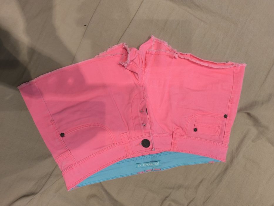 Vând 3 perechi de pantaloni scurți