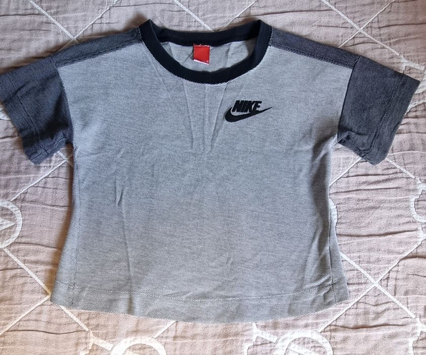 Tricou Nike gri.