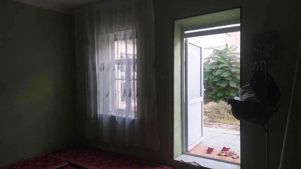 Срочно продается дом в центре город общ. дворе с своим отделом дворико