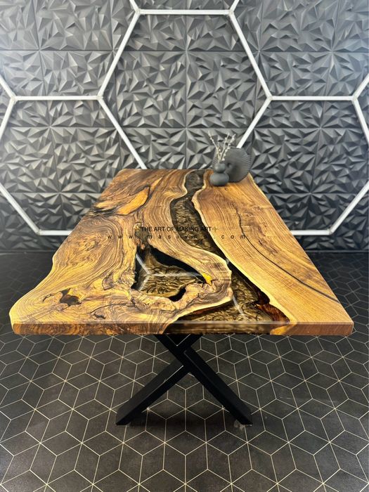 Маса от естествено дърво и епоксидна смола