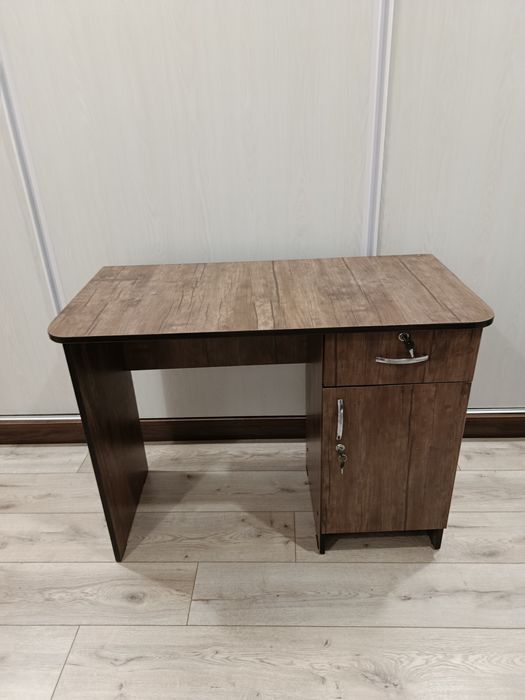 Продается стол письменный