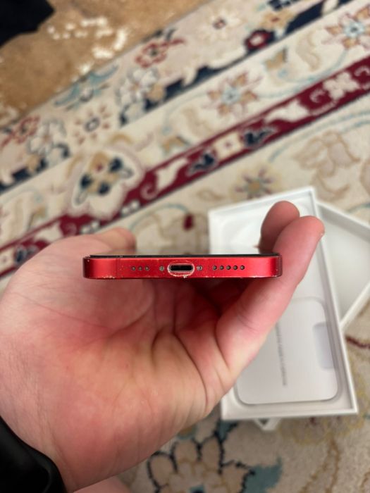 Iphone 12 красни