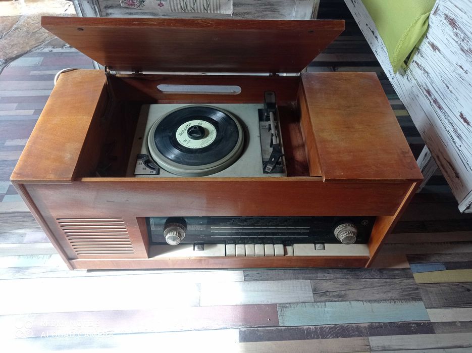 Ретро радио с грамофон Акорд 102