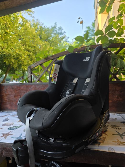 Scaun auto rotativ 360° Britax Römer Dualfix M i-Size (61-105 cm)Vând scaun auto pentru copii Britax Römer Dualfix M i-Size, culoare Cosmos Black,