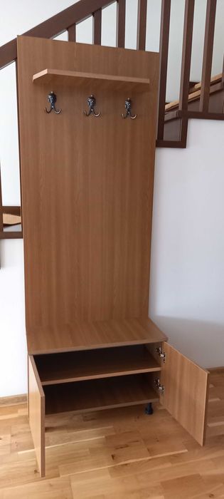 Cuier pentru hol plus trei scaune