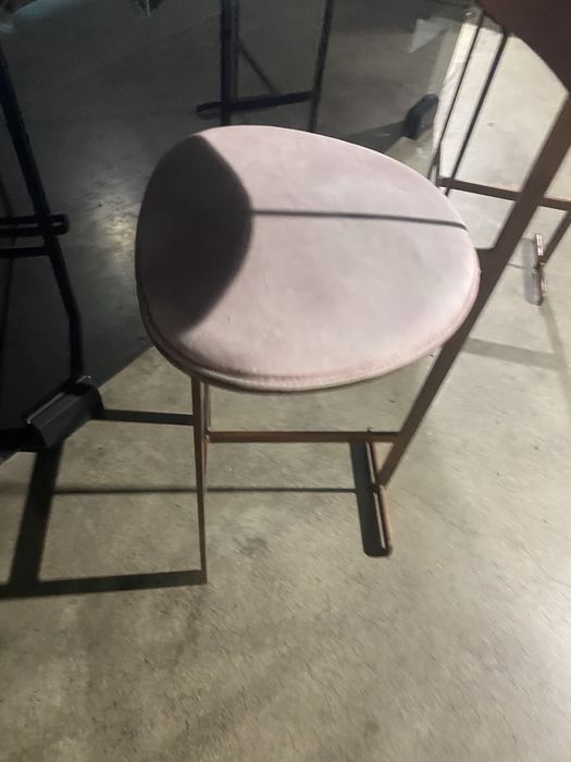 27бр. Поръчкови бар столове.