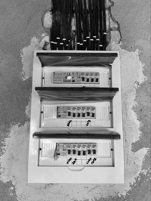 Шебер электрик. /  Мастер электрик