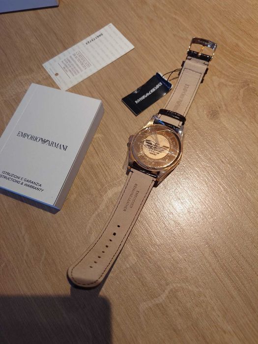 Ceas bărbați Emporio Armani auriu, cu bratara din piele maro nou, cu certificat de autenticitate si cutia originala