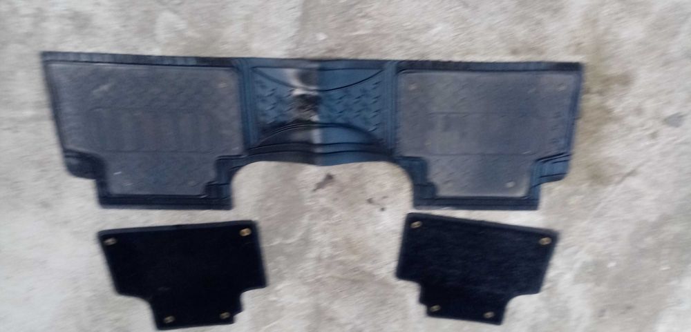 Продавам комбинирана задна стрелка гума и мокет с копки чисто нова