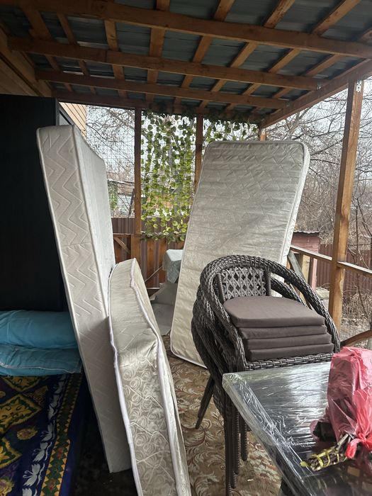 Стол, 3 матраса, 2 шкафа, диван