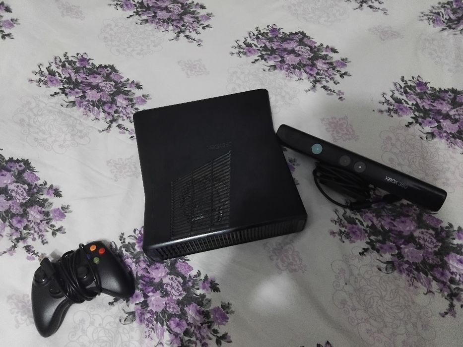 Xbox 360 slim,прошитая,с кинектом,одним джоистиком,много игр,