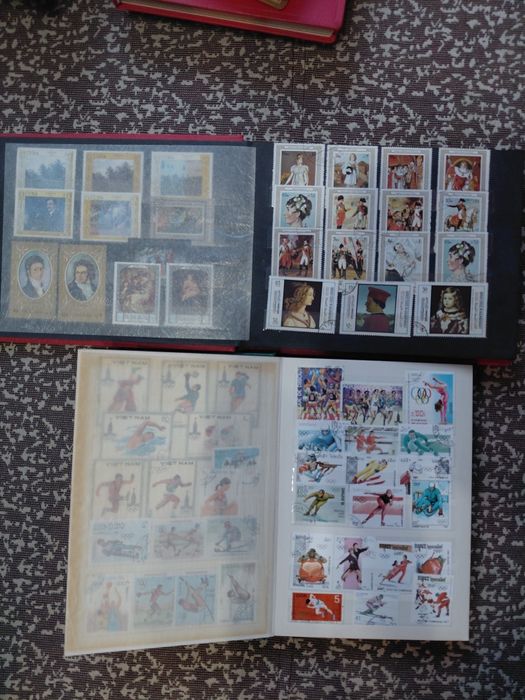 Vând 8 clasoare de timbre