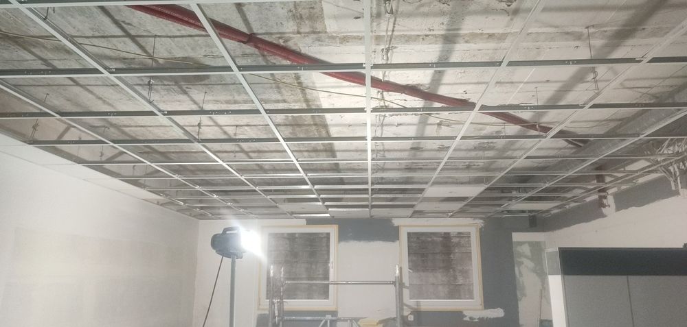 Ofer servicii de lucrări interioare cât și exterioare