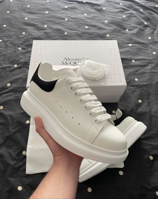 Se vinde Alexander McQueen