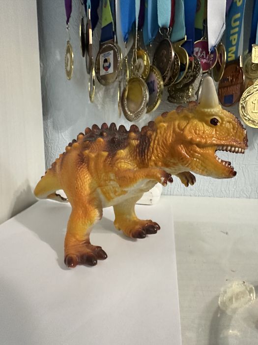 Продам динозавров