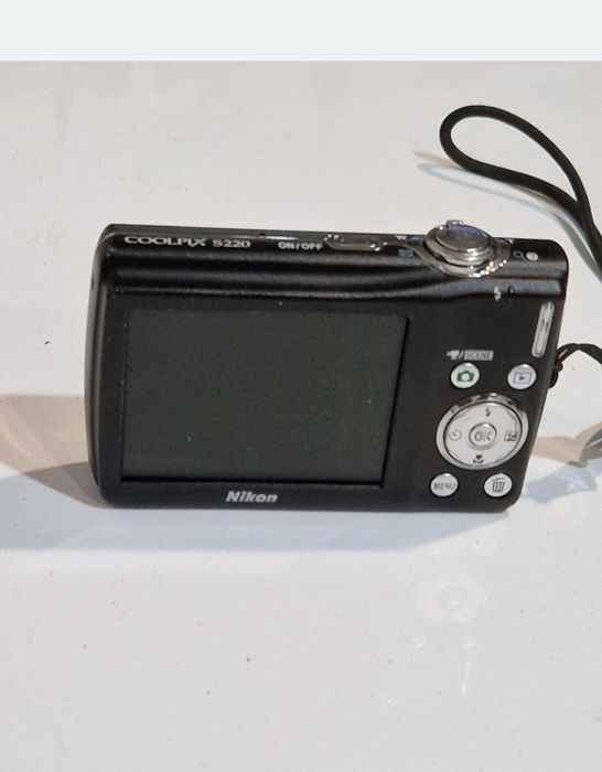 Aparat foto Nikon fara cablu de date.  Pret fix
