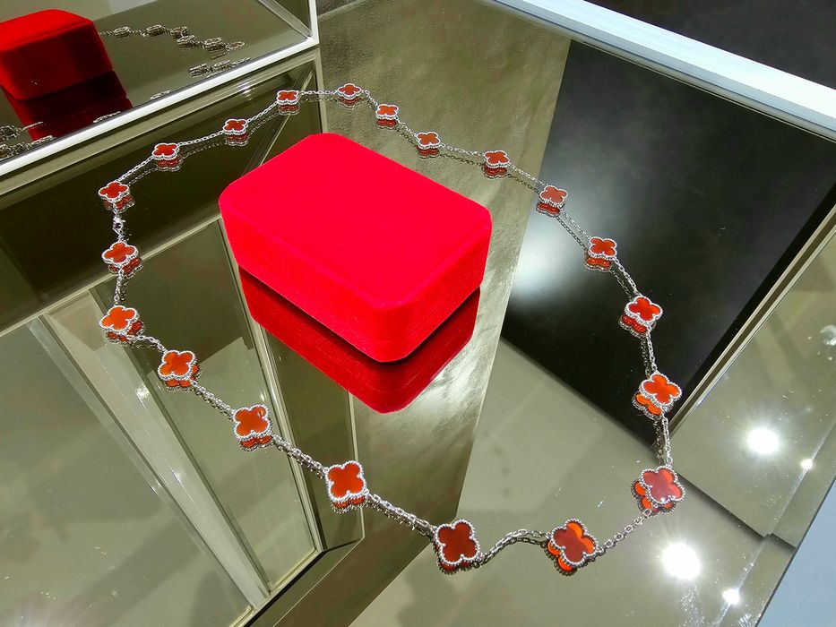 Van Cleef & Arpels VCA Silver Red Alhambra 20 Motifs Дамско Колие