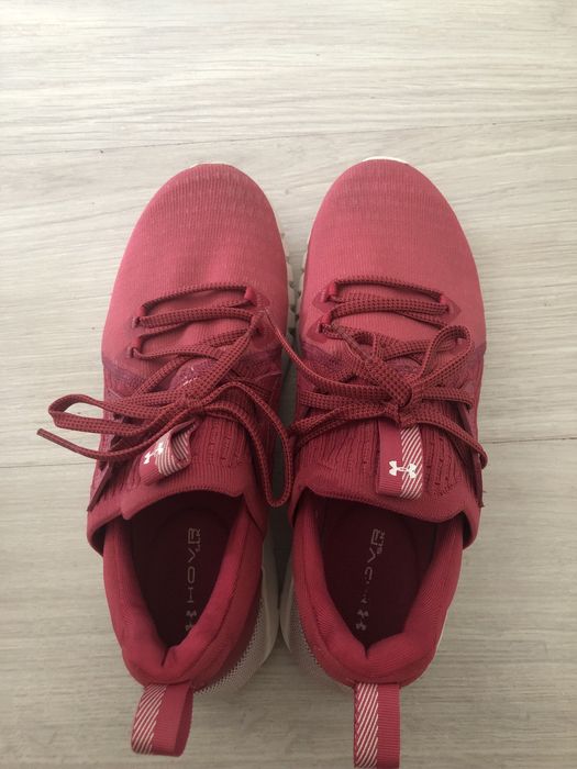 Продам женские кроссовки Under armour