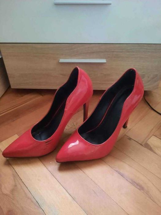 Червени токчета 39ти номер