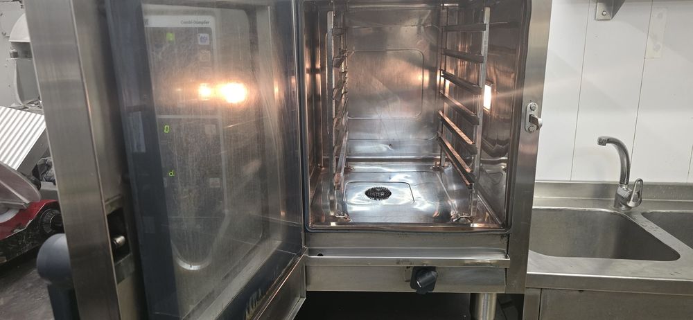 Продавам професионален конвектомат Рационал