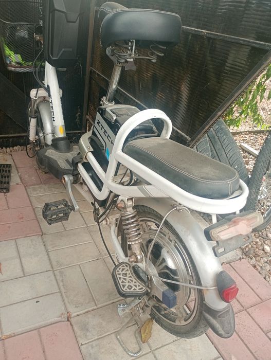 Scuter electric cu pedale