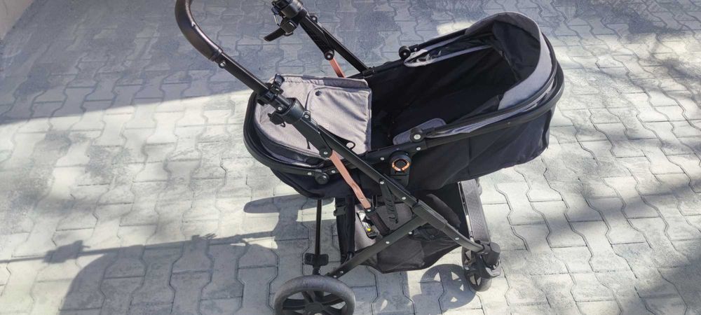 Две колички . И двете  5 пъти ползвани  3 в 1 и люлеещ шезлонг