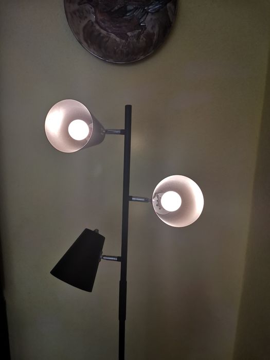 Lampă de pardosea cu 3 brațe.